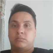 Profesor de Sociales imparte clases a niños de todas las clases